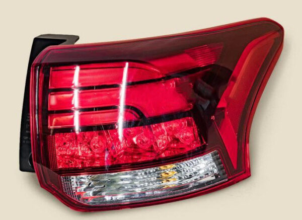 Задній ліхтар правий Mitsubishi OUTLANDER 2015+