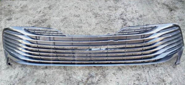 Решітка в бампер (заглушка) Toyota Camry 2017-2021 XV70 LE/XLE