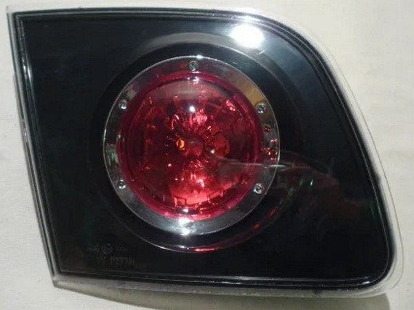 Задній ліхтар Mazda 3 хетчбек 2004-2009 лівий внутрішній